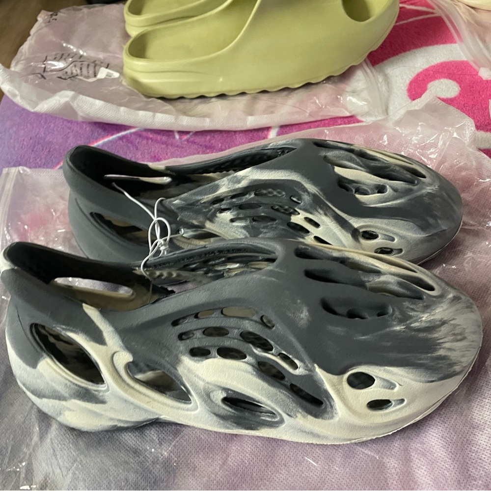 Yeezy gray , white foam runners N.O non-Oth